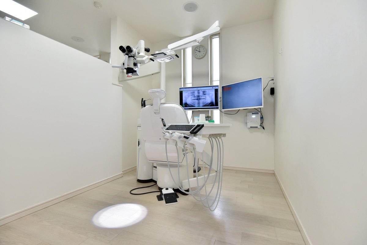 亀岡市 Sky Dental Clinic の診療室(マイクロスコープ設置)