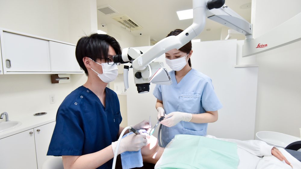 Sky Dental Clinic(京都府亀岡市)でマイクロスコープを用いて根管治療を行っている様子