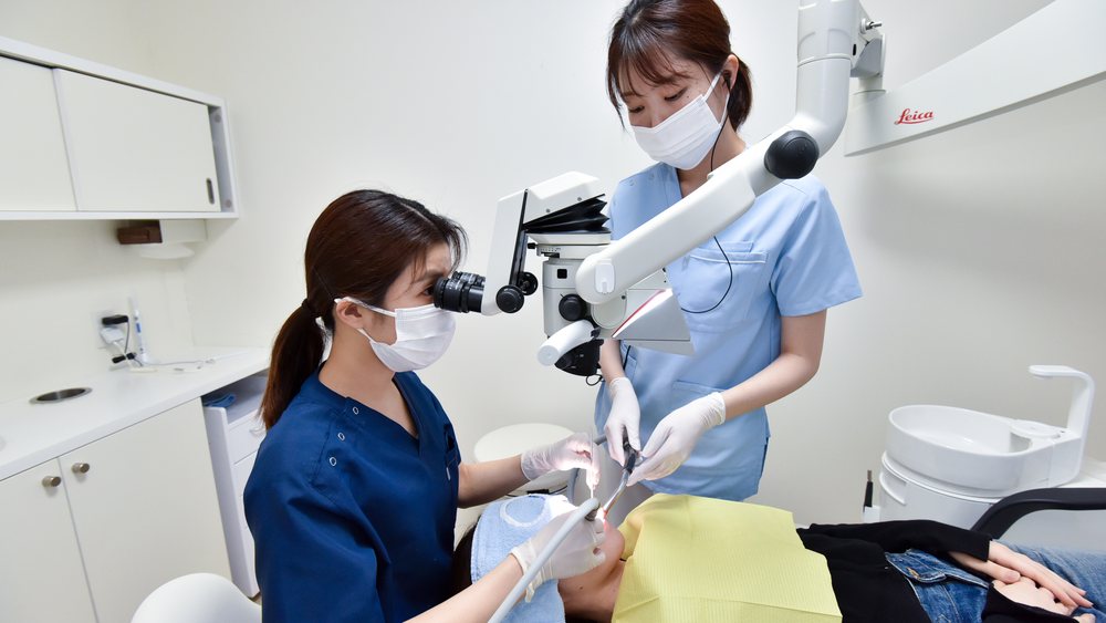 Sky Dental Clinic(京都府亀岡市)でマイクロスコープを用いて根の中を確認している様子