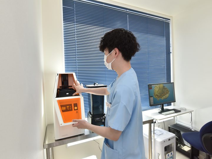 院内の技工室で被せ物を製作している歯科技工士